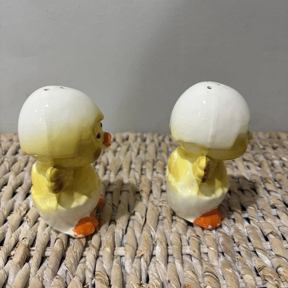 VTG Retro Japan Ceramic‎ Baby Chickens Emerging From Eggs Salt & Pepper Shakers